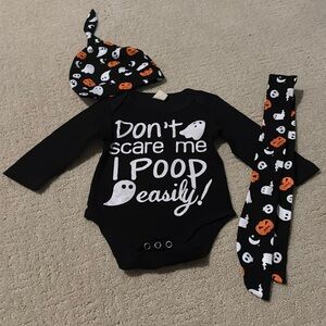 NWOT! Halloween long-sleeve body suit with matching hat and ribbon. 3-6 months.